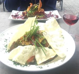 Wok mit Nudeln, Erdnuss, Gemüse, Soja 10/10. Im Hintergrund Gemüselasagne, auch richtig gut. at Petersilchen in Xanten