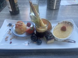 Créme Catalane mit Sorbet, Küchlein und Obst  at Petersilchen in Xanten