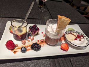 Schokoladenmousse mit Vanilleeis, Sahne, Küchlein at Petersilchen in Xanten