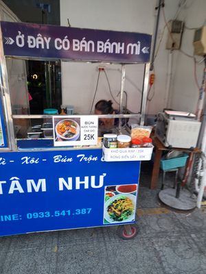The stall is on the pavement outside. It has running water and electricity supply from the building behind at Tâm Như in Ho Chi Minh City