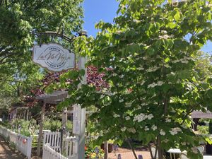 Entrance to the outdoor seatingg  at La Vie Vegan in Saint Charles