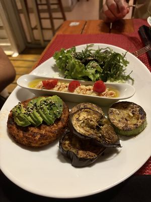 The Queen: hamburguesa al plato  at Pura Vida Resto in La Barra