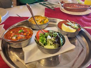 Veganes Thali mit Chana Masala, Mangosoße, Jalfreezi at Shivalaya Indian Restaurant in Pfarrkirchen