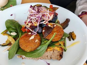Spiced hummus bread at Milo Café in Mannheim