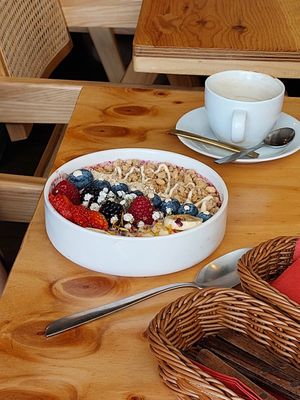 Oats bowl at Milo Café in Mannheim