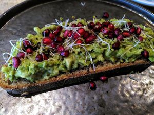 Zuurdesembroodje met avocado, alfalfa en granaatappelpitjes at Trankilo in Heemstede