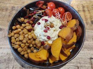 Hummus bowl at Trankilo in Heemstede
