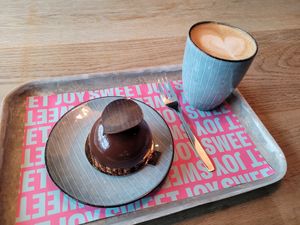 CHOCO PASSION vegan bakelse and oat latte at Mr Cake in Gothenburg