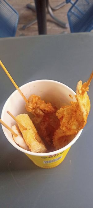 Spiedini vari con spezie piccanti at Kua Food Fried Skewers - 夸父炸串 in Milan