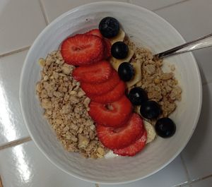 Bowl de iogur de avea, muesli e froitas at Cafetería Antoxo in Xove