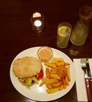 Greens Burger - Hausgemachte Laibchen aus Kichererbsen-Gemüse mit Haus-art Pommes Frites und Cocktailsauce  at Pizzeria Casa Piccola in Vienna
