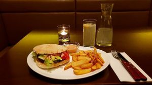 Vegan / Greensburger mit Hausart Pommes  at Pizzeria Casa Piccola in Vienna