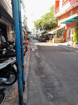 To the side of this street.  Plenty of parking at Thanh Lương in Ho Chi Minh City