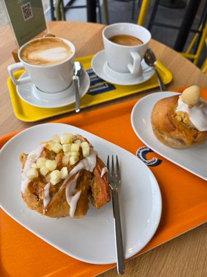 Hinten: Cappuccino mit Hafermilch, Café Crema
Vorne links: Hefeschnecke Apfel-Holunder (vegan)
Vorne rechts: Hefeschnecke Marzipan (vegetarisch) at Schneckenhaus in Luebeck