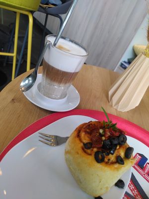 Vegane Schnecke und Latte Macchiato mit Haferdrink at Schneckenhaus in Luebeck