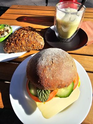 Matcha Latte, belegtes Dinkelbrötchen mit veganem Käse, Brötchen mit hausgemachten Baba Ganoush at Cafe Mint und Basil (Vegan und Vegetarische) in Berlin