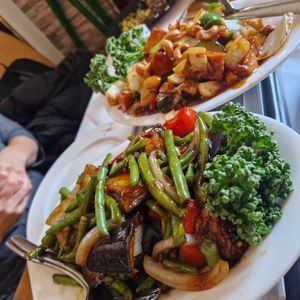 on the menu it is indicated as 'vegetarian', but most of it is vegan at China-Restaurant Hey Cheuk Lau in Berlin