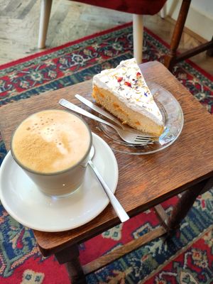 Peache cake and oat cappuccino (decaf) at KLUTS in Utrecht