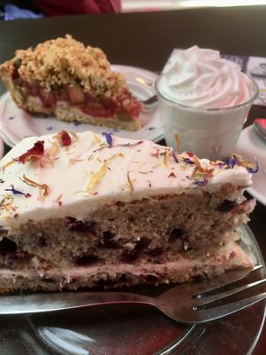 Heidelbeer-Zitronen-Kuchen und Rhabarber-Erdbeer-Streusel   at KLUTS in Utrecht