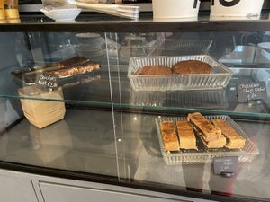 Cookies and bars: love the walnut bar and ‘snickers’ at KLUTS in Utrecht