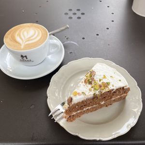 Cappuccio and carrots cake 🤤  at KLUTS in Utrecht
