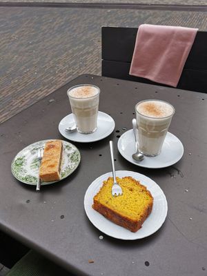 Chai latte, walnoten koek en pompoen cake at KLUTS in Utrecht