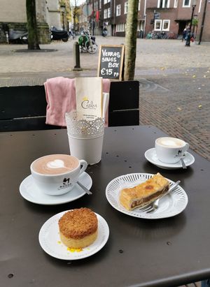 Warme Chocolade melk, cappuccino, walnoten koek en kokos koek at KLUTS in Utrecht