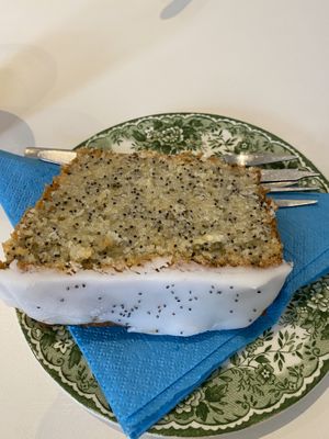 Lemon & Poppy Seed Cake  at KLUTS in Utrecht