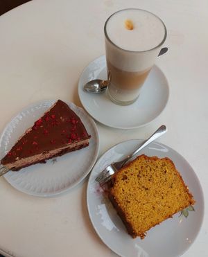 Latte macchiato, pumpkins cake, gâteau mousse framboise at KLUTS in Utrecht