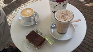 Chai latte, oatmeal cappuccino and snicker cookie at KLUTS in Utrecht