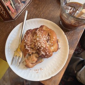Cinnamon bun and coffee  at KLUTS in Utrecht