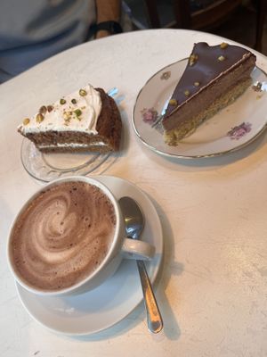Hot chocolate, carrot cake and chocolate mousse and orange cake. Good as always 🫶🏻  at KLUTS in Utrecht