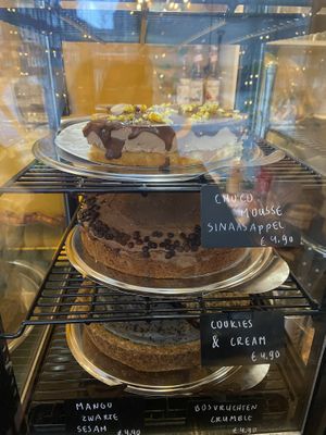 Pies Jan 2024. The sesame/mango pie is quite good, with a sweet mango/coconut layer and a sesame cream layer that tastes more neutral. Cookies & cream is very sweet and contains choco chips. at KLUTS in Utrecht