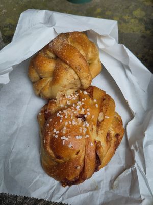 Kardemom & cinnamon rolls 🥰 at KLUTS in Utrecht