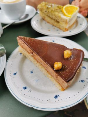 Hazelnut praline cake at KLUTS in Utrecht