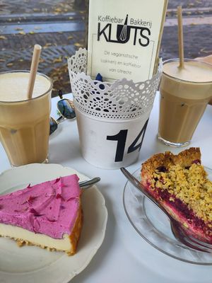 Iced coffee (very good), black berry cheesecake (also very good) and forest fruit crumble pie (very very good) at KLUTS in Utrecht