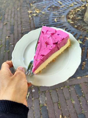 Berry cheesecake at KLUTS in Utrecht