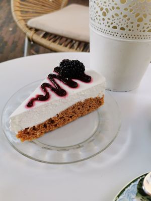 White Chocolat and blackberry at KLUTS in Utrecht