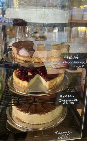 Friday 4 Oct 2024. The cherry cheesecake has a nice and mildly sweet flavour, but the ‘cheese’ layer is really firm. at KLUTS in Utrecht