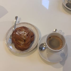 Cinnamon bun and black coffee  at KLUTS in Utrecht