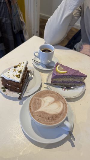 Carrotcake, limoncello cassis cake  at KLUTS in Utrecht