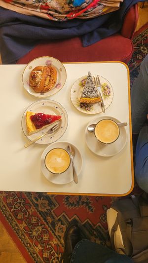 Kaneel bol, Kersencheescake en Mangotaart met zwarte sesam at KLUTS in Utrecht