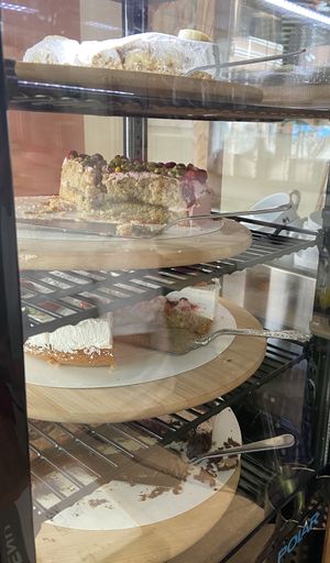 Friday 1 May 2026: banoffee, pistachio/raspberry, white chocolate mousse/strawberry and raspberry/chocolate. The top 3 are gluten-free at KLUTS in Utrecht