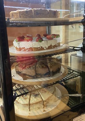 Sunday 17 May 2026: cookie pie, white chocolate mousse pie, chocolate/praliné pie and blueberry/lemon pie. The top 3 are gluten-free at KLUTS in Utrecht