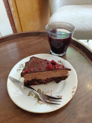 Framboos chocomousse taart met vllierbessen appelsap 🤤 at KLUTS in Utrecht