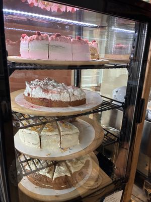 Pies on Thursday 4 June 2026: gluten-free raspberry/pistachio and strawberry white chocolate mousse, and regular lemon/blueberry and carrot cake.  at KLUTS in Utrecht