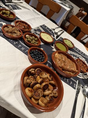 Wirklich köstlich - vor allem das Pfannenbrot und die verschiedenen Tunken!  at Zum Eisernen Heinrich  in Walsrode