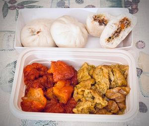 Veggie Buns 自家製手工素菜包 + Sweet and Sour Wheat Gluten 咖喱酸齋雙拼 (Photo by Iris Lau) at HeyVegi 僖 in Kowloon