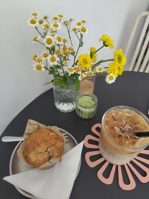 Iced Latte und Bananenmuffin (vegan) at May Café in Leipzig