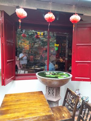 Looking in at Tiệm Chay Heye - Hương Vị Đài Loan in Ho Chi Minh City